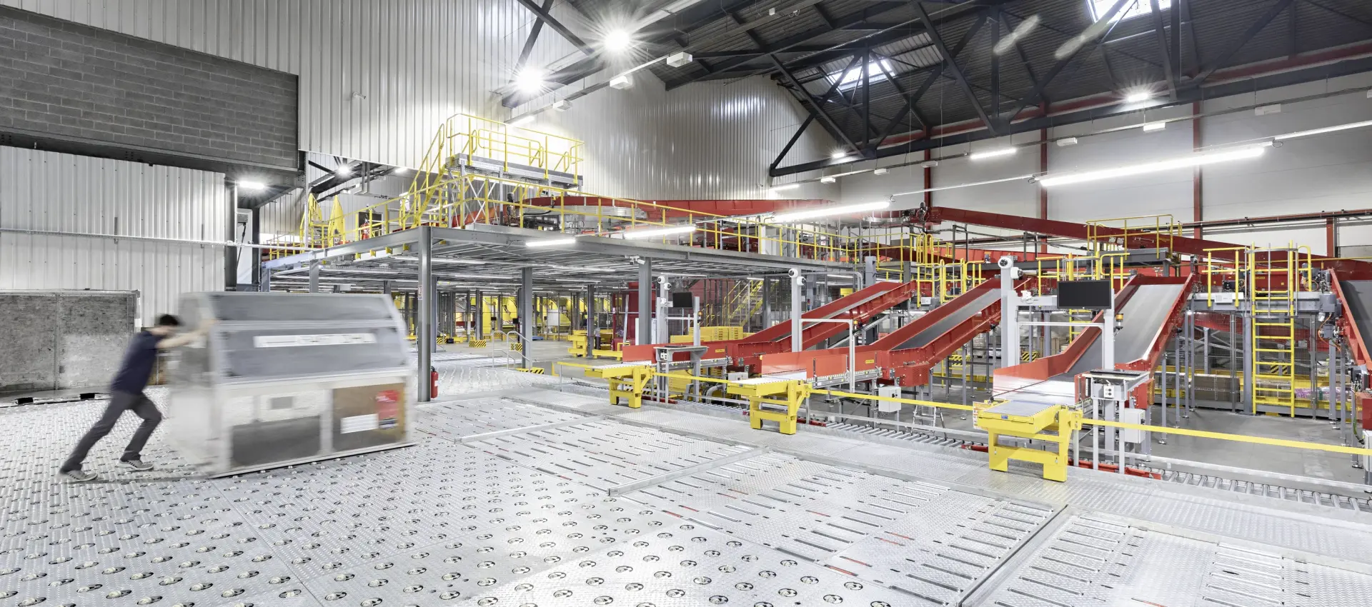 Intralogistics: Automation on a running conveyor