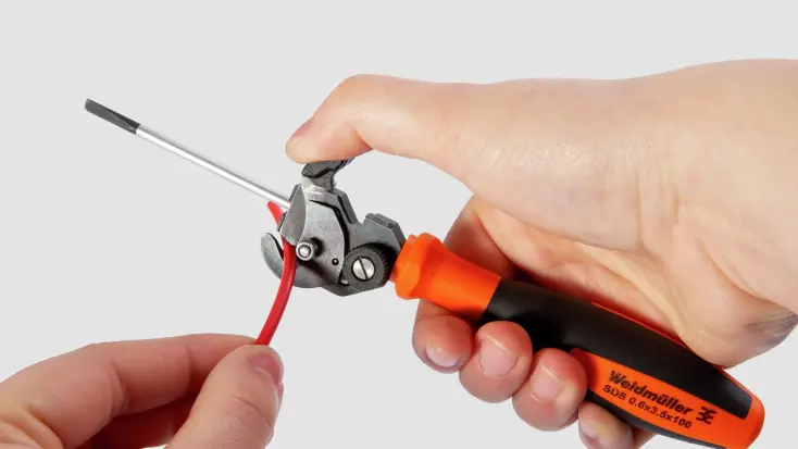 Demonstration of new swifty cs tool cutting a red wire