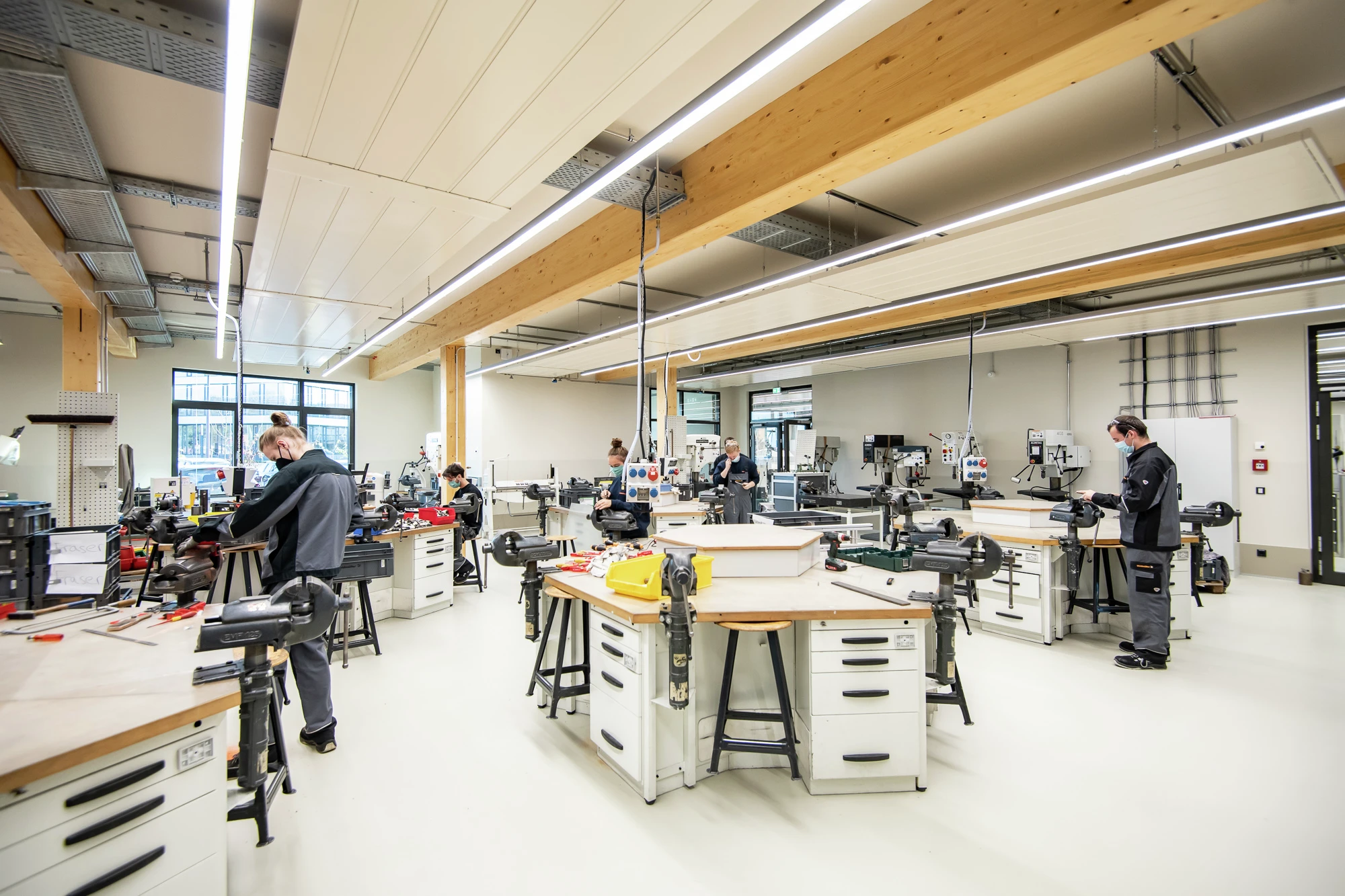 Interior view: Inside the new building, 120 apprentices as well as dual students are trained and further educated – always in exchange with external institutions, universities and partners.