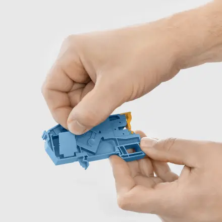 Fingersicherheit bzw. Fingerschutz und Berührungsschutz der Trennfunktion der Installationsklemmen, 3 Leiterklemmen und N-Trennklemmen bzw. Neutralleitertrennklemmen