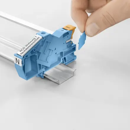Fingersicherheit bzw. Fingerschutz und Berührungsschutz der Trennfunktion der Installationsklemmen, 3 Leiterklemmen und N-Trennklemmen bzw. Neutralleitertrennklemmen