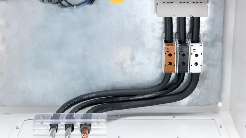 Feed-in terminal for aluminum wires