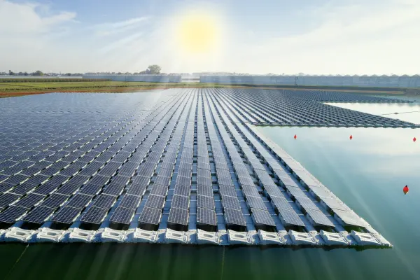 Instalações de sistemas solares flutuantes