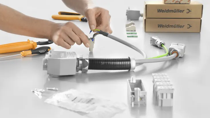 복잡한 케이블 어셈블리가 아닌 플러그 앤 프로듀스