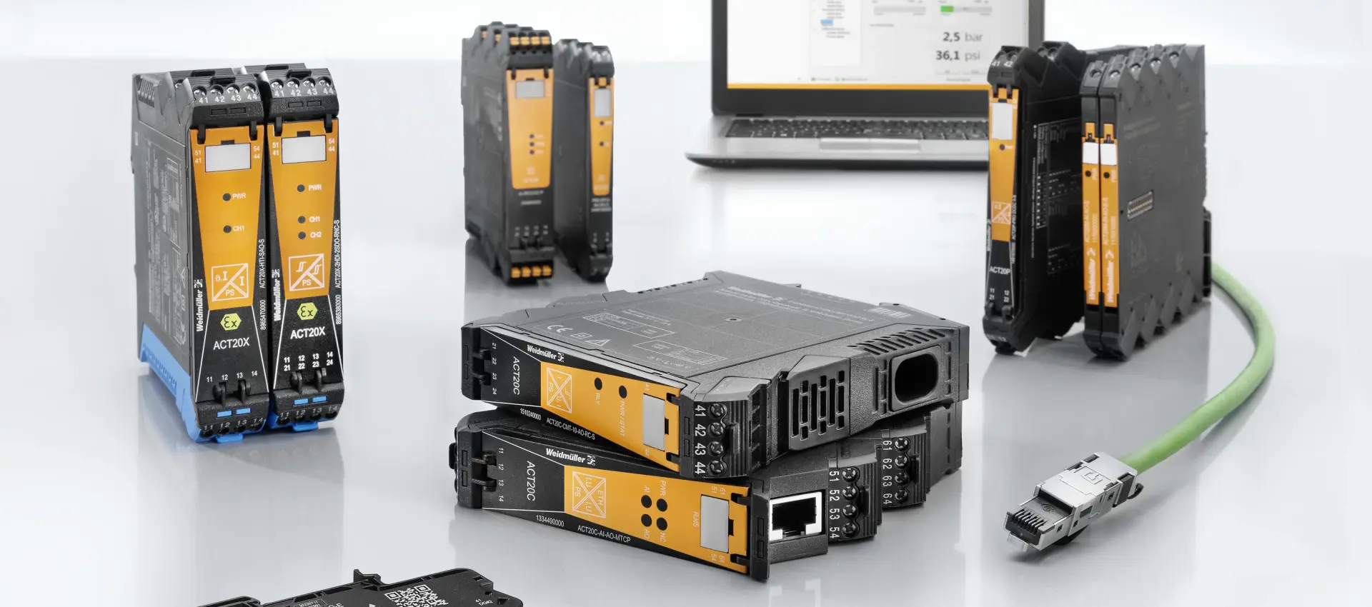 Isolating amplifiers and measuring transducers