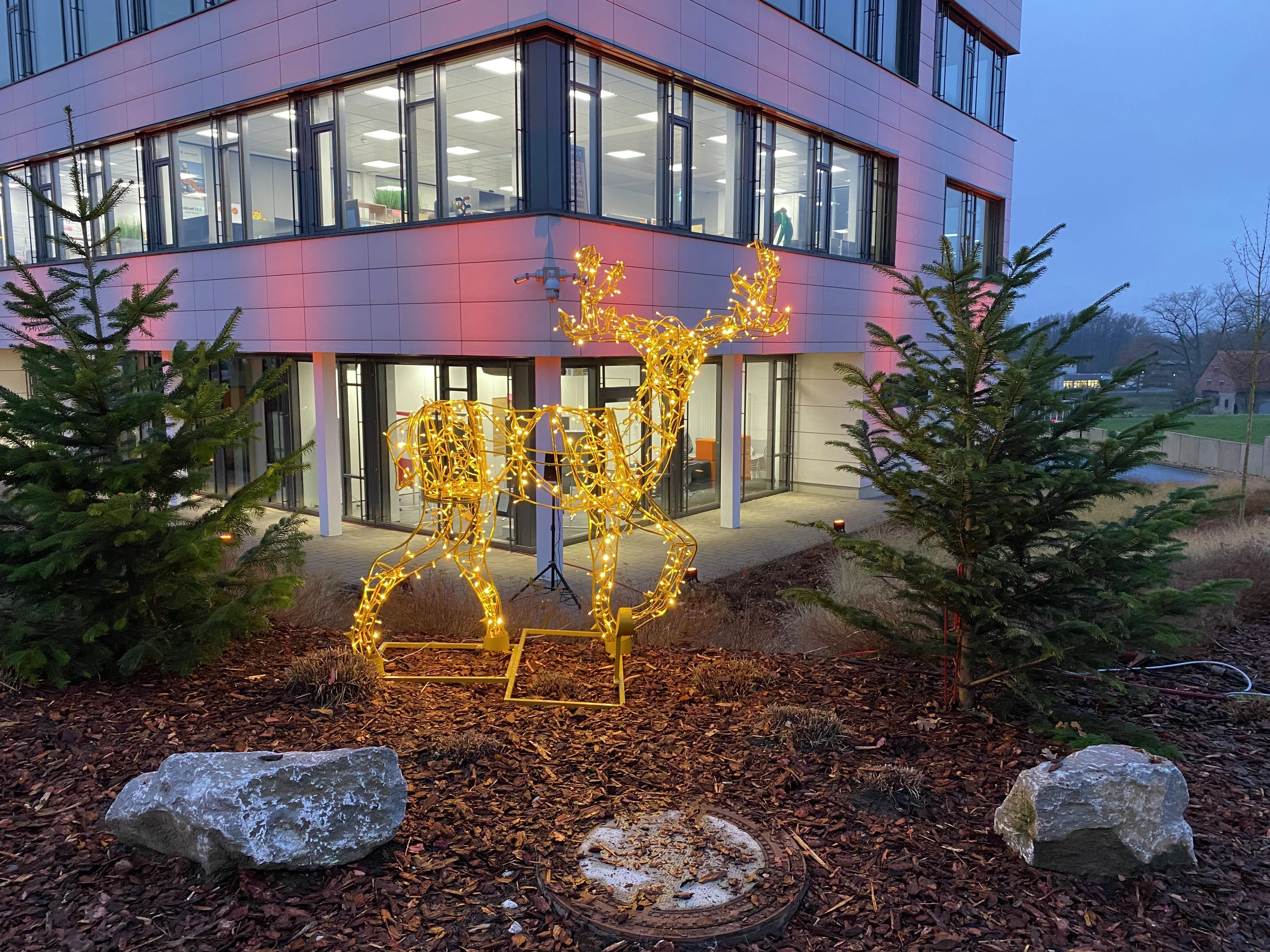 Die Dekoration verwandelt den Parkplatz in eine weihnachtliche Winterlandschaft