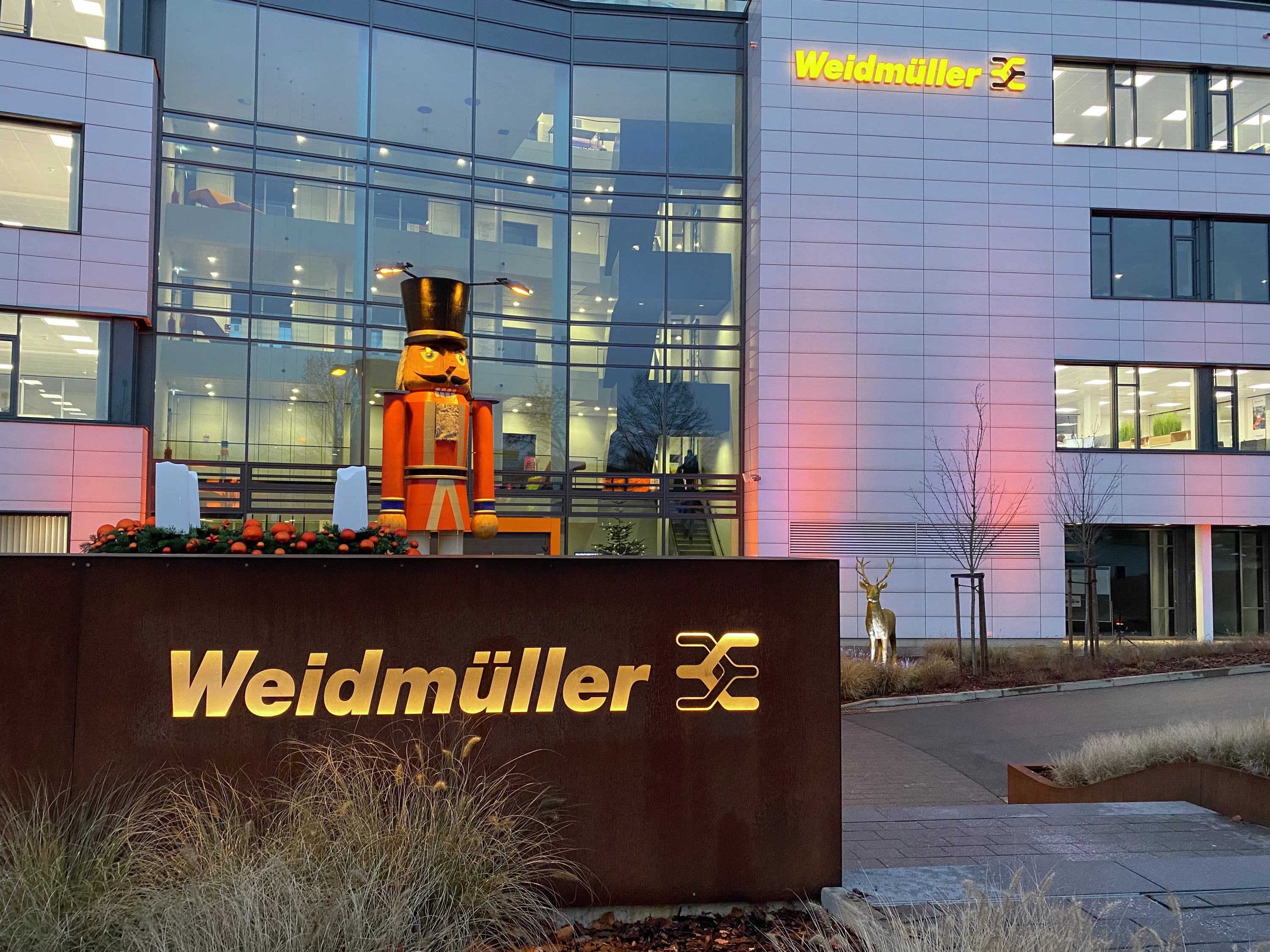 Ein acht Meter hoher, voll funktionstüchtiger Nussknacker überragt den Weihnachtsmarkt