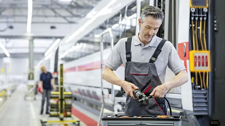 Flexible power distribution connection for rail vehicles