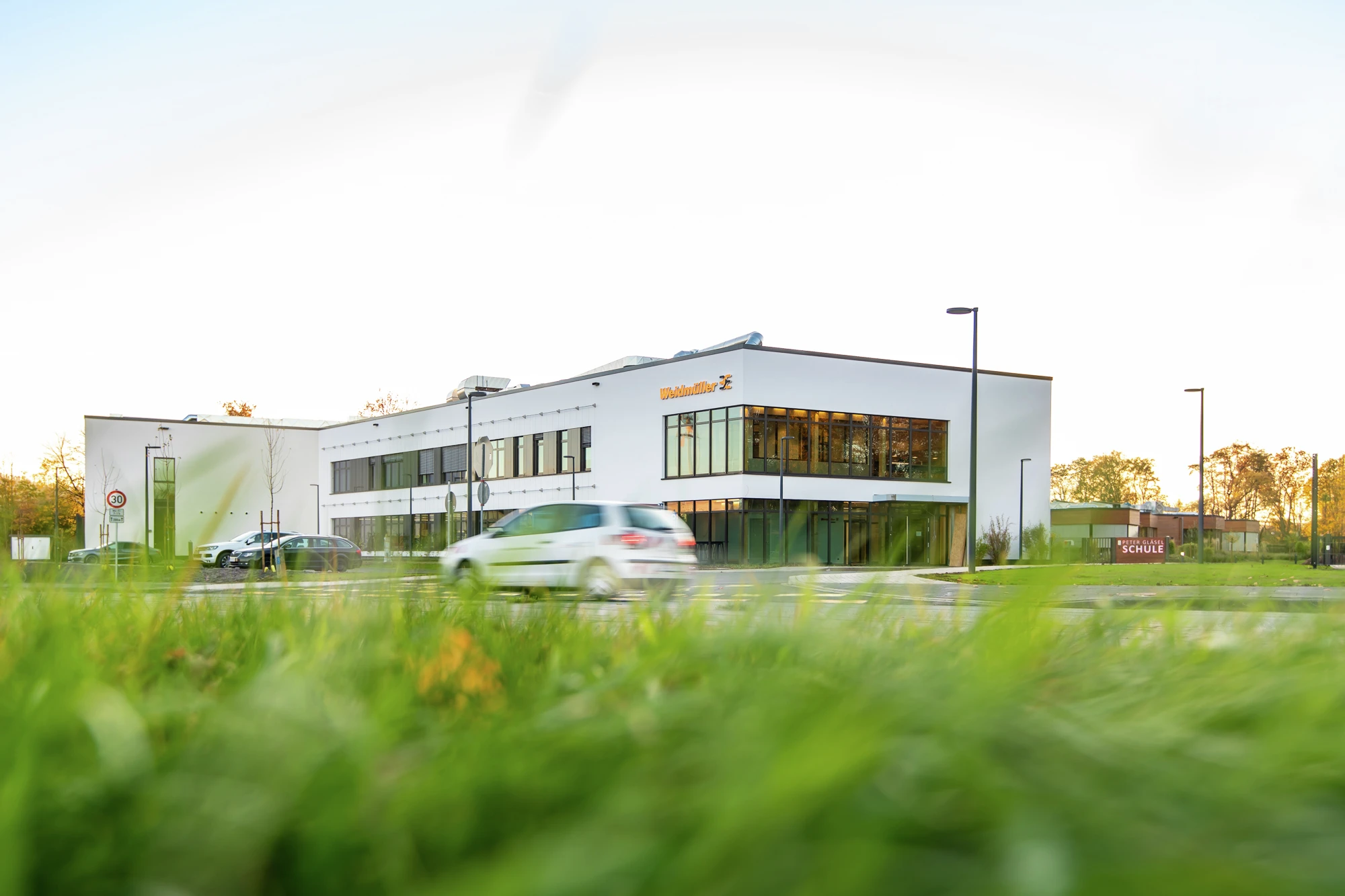 Exterior view: The new building of the Weidmüller Academy on Klingenbergstraße in Detmold, in the immediate vicinity of the production facilities.